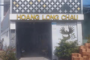 Bắt quả tang nhân viên quán karaoke múa thoát y phục vụ khách