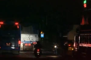 Mối nguy tai nạn từ những quán cơm ven đường