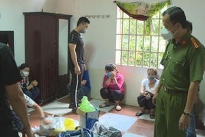 Đắk Lắk: Bắt quả tang nhóm người say sưa sát phạt trong nhà nghỉ