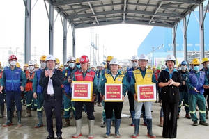 Bộ trưởng Bộ Xây dựng thăm và tặng quà Tết cho người lao động tại Khánh Hòa Bộ trưởng Bộ Xây dựng thăm và tặng quà Tết cho người lao động tại Khánh Hòa