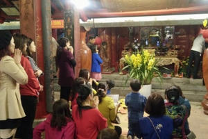 Sơn Tây - Hà Nội: Đền Và tấp nập người đi lễ cầu may