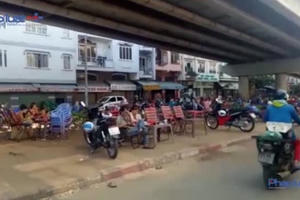 TP HCM: Gầm cầu Kênh Tẻ vẫn bị "xẻ thịt"