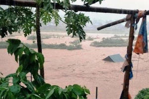 Nước lũ dâng cao cuốn trôi người, tàn phá huyện miền núi Mường Lát