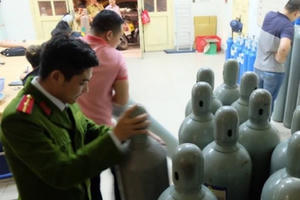 Thu giữ hàng chục bình khí cười tập kết trên phố cổ Hà Nội