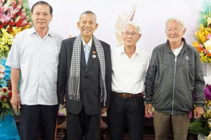 Nhìn vào con người bình dị ấy...