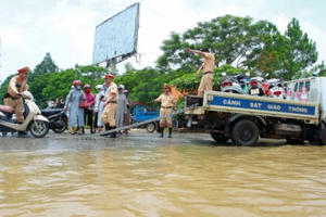 CSGT Hà Nội dùng xe tải chở người dân qua điểm ngập