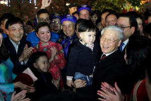 Ấm áp hình ảnh Tổng Bí thư bế trẻ thơ, chúc Tết người già bên Hồ Gươm