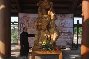 Chiêm ngưỡng tượng Bồ Đề Đạt Ma bằng gỗ nu nghiến lớn nhất Việt Nam