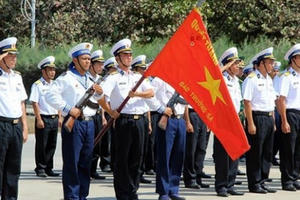 Cử hành Nghi lễ chào cờ tại cột mốc chủ quyền trong Lễ khai giảng ở Trường Sa