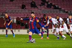 Barcelona 1-4 PSG: Cú hattrick của Mbappe