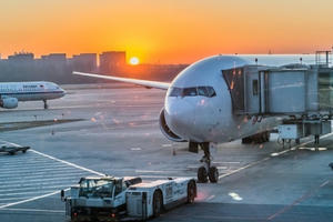 Hàng không tê liệt nhưng dịch vụ này lại đông nghẹt, hết chỗ