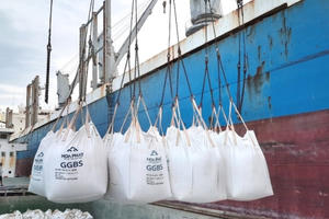 Lần đầu tiên Việt Nam xuất khẩu xỉ hạt lò cao nghiền mịn