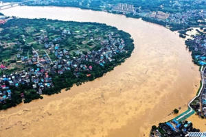 Hàng triệu người dân Trung Quốc vật lộn giữa "ốc đảo" do mưa lũ lịch sử