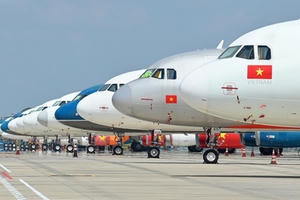 Giá sàn vé máy bay và chuyện "nhìn cây phải thấy rừng"