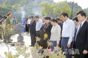 Chủ tịch Quốc hội Việt Nam, Lào dâng hương chiến sĩ Tây Tiến