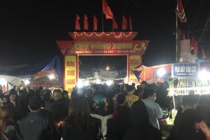 Biển người chen chân tại lế hội chợ Viềng dù trời lạnh giá