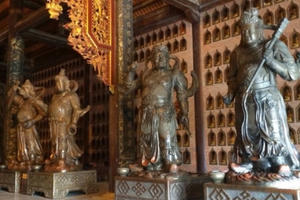 Chùa Bái Đính: Khám phá bên trong tòa bảo tháp đẹp nguy nga