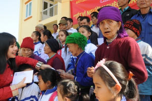 Văn Phú - Invest đưa xuân về với bà con nghèo vùng sâu