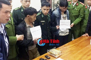Hà Tĩnh: Bắt 2 đối tượng người lào "ẵm" 1kg ma túy đá