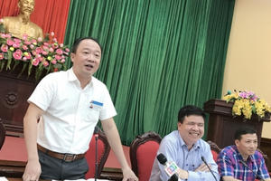 Công an Hà Nội điều tra việc bao cao su nổi trắng Hồ Tây