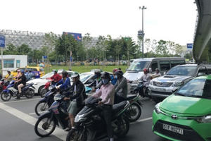 Hạn chế xe ra vào sân bay Tân Sơn Nhất