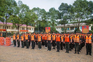 Công an Đắk Lắk huy động lực lượng Cảnh sát cơ động hỗ trợ người dân ứng phó bão số 13