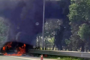 Ô tô bán tải cháy dữ dội trên cao tốc Hà Nội - Hải Phòng