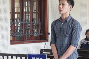 Đổ xăng “thiêu” đồng nghiệp cũ để đòi nợ