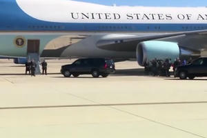 Clip Tổng thống Trump lên chuyên cơ Không lực 1 tới Hà Nội