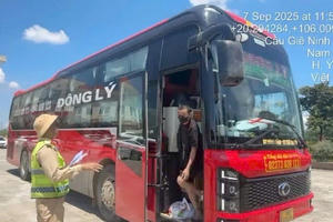 Xử phạt 57,5 triệu đồng đối với ô tô khách "nhồi nhét" khách trên cao tốc