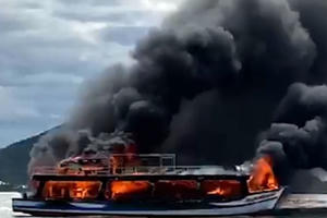 Tàu chở 21 hành khách đi đảo Hải Tặc bốc cháy dữ dội