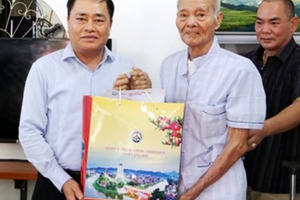 Chủ tịch UBND tỉnh Lạng Sơn tặng quà gia đình chính sách, người có công Chủ tịch UBND tỉnh Lạng Sơn tặng quà gia đình chính sách, người có công