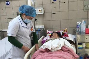 Giận chồng say xỉn, vợ mang rượu ra uống bị ngộ độc, rước họa vào thân