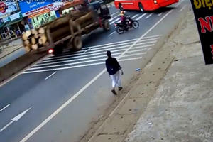 Clip: Tai nạn giao thông kinh hoàng giữa hai xe ô tô