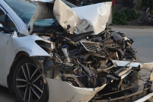 Tài xế xe con tử vong sau cú va chạm kinh hoàng với xe tải