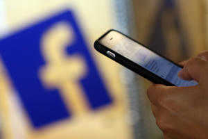 Bê bối dữ liệu đẩy Facebook lún sâu trong khủng hoảng