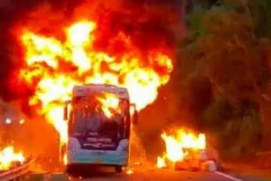 Xe khách bất ngờ bốc cháy trên đèo Khánh Lê