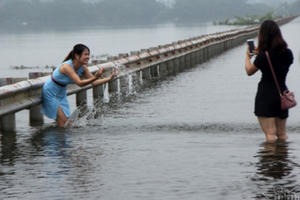 Quý cô Hà thành xúng xính thả dáng giữa rốn ngập Quốc Oai