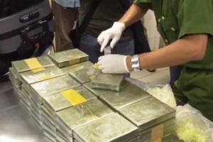 Thu giữ 120 bánh heroin cất giấu dưới gầm và ống xả xe ôtô