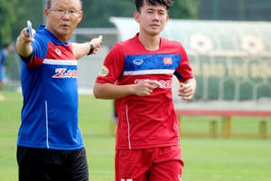 HLV Park Hang-Seo triệu tập tiền vệ Minh Vương thay trung vệ Thành Chung vì chấn thương
