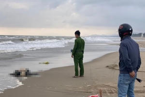 Hà Tĩnh: Tìm kiếm thân nhân thi thể người đàn ông trên bờ biển