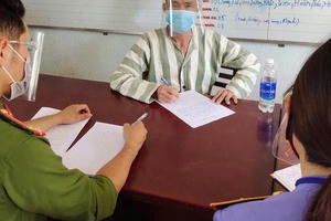 Bắt quả tang hai vợ chồng buôn bán ma túy lưu động trên xe con