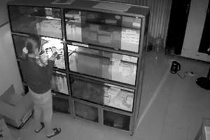 Camera “bắt quả tang” nữ cán bộ trạm y tế “chôm” thuốc