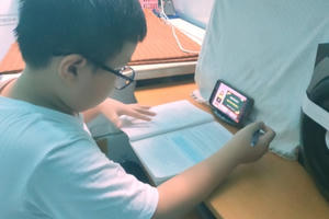 500 điện thoại thông minh dành cho học sinh có hoàn cảnh khó khăn học Online