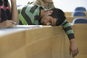 Sinh viên "cú đêm": Nên ngủ sớm hơn hay học muộn hơn?