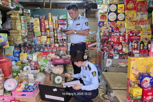 Hà Nội: Đội QLTT số 2 liên tiếp phát hiện các cơ sở kinh doanh bánh Trung thu và đồ chơi trẻ em nhập lậu