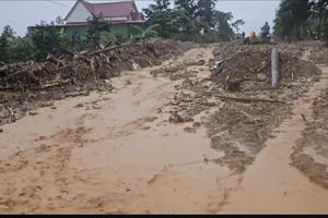 Mưa lớn kéo dài, hàng nghìn m³ đất đá tràn xuống đường Trường Sơn Đông