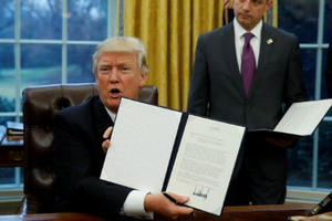 Donald Trump ký lệnh rút Mỹ khỏi TPP