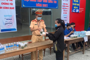 Sức trẻ CSGT tiếp sức thí sinh tham gia kỳ thi quan trọng của cuộc đời