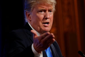 Ông Trump tiếp tục bảo vệ con trai khi công du tới Pháp